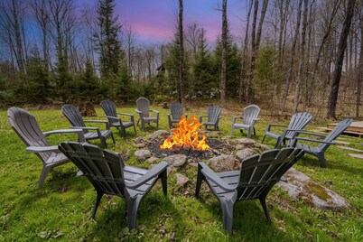 Spacious 4BR Cottage w DOME! Hot Tub, Sauna, Wifi!