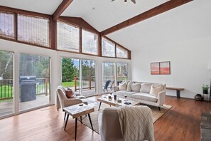 Smart-TV, bordtennis, stereoanlegg og kontorer