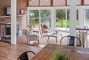 Smart TV, ping pong, stereo, offices - Spacious 4BR Cottage w DOME! Hot Tub, Sauna, Wifi! (Algonquin Highlands)