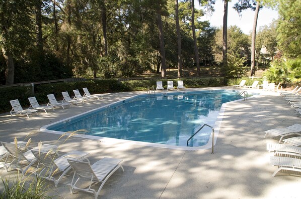 Una piscina al aire libre
