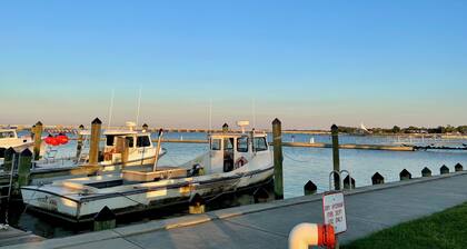 Cozy 2 Bedroom, 2.5 Bath across from Cambridge City Marina