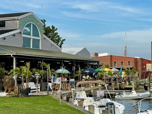 Cozy 2 Bedroom, 2.5 Bath across from Cambridge City Marina