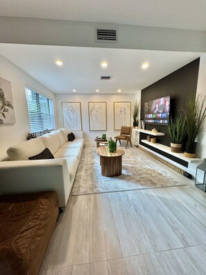 Smart TV, video games, printers - Amazing Location! New 2/1 by Las Olas Blvd. (Fort Lauderdale)