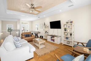 Smart-TV, Videospiele, Tischtennisplatte, B ücher