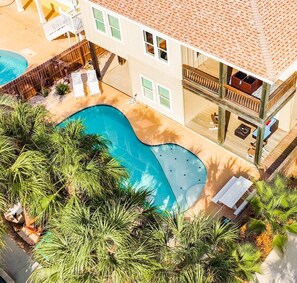 Een buitenzwembad en een verwarmd zwembad