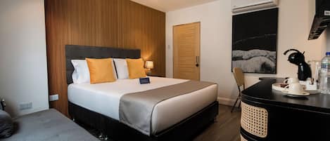 Habitación doble Confort, 1 cama Queen size | Sábanas de algodón egipcio, ropa de cama de alta calidad y minibar