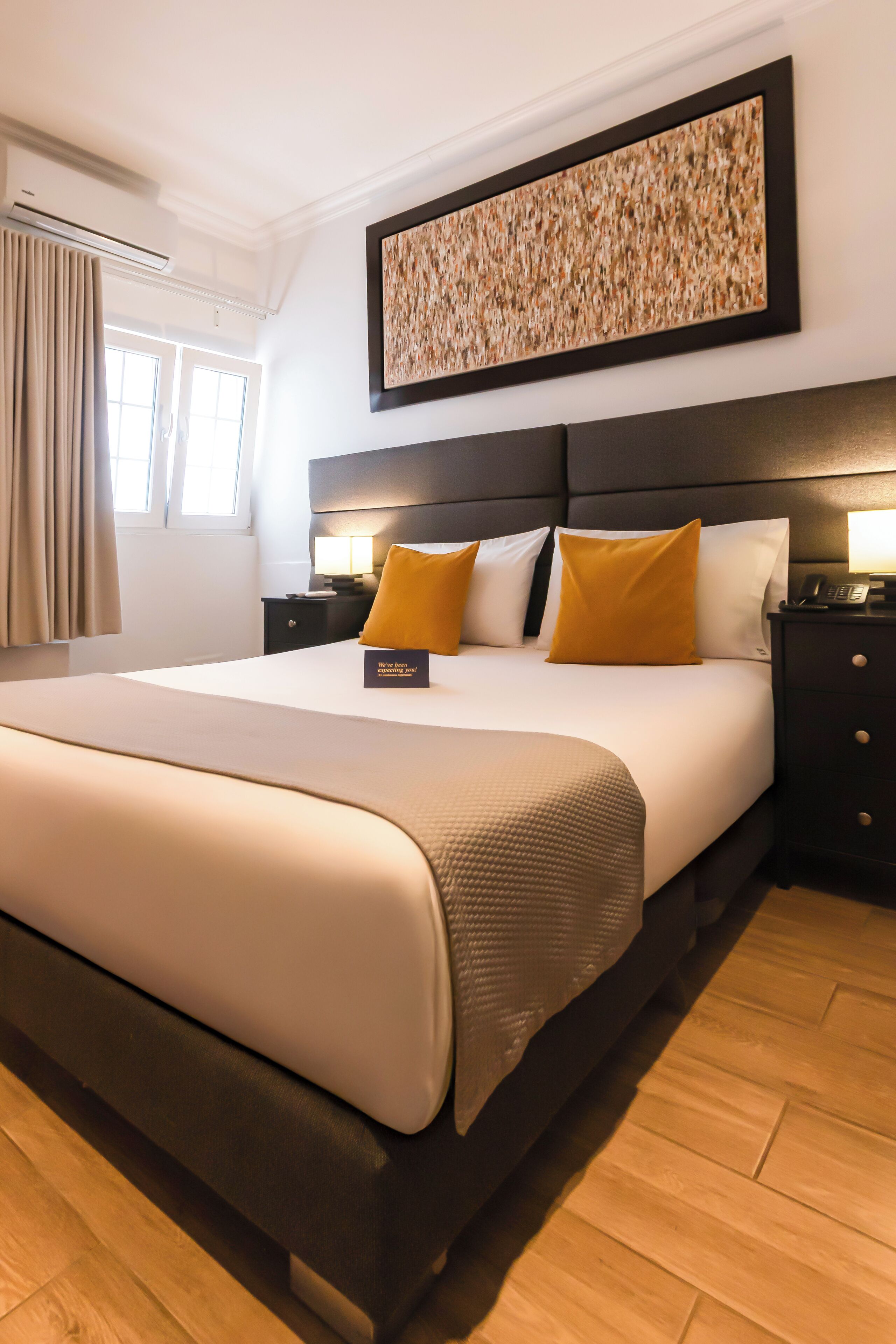 Sábanas de algodón egipcio, ropa de cama de alta calidad y minibar 