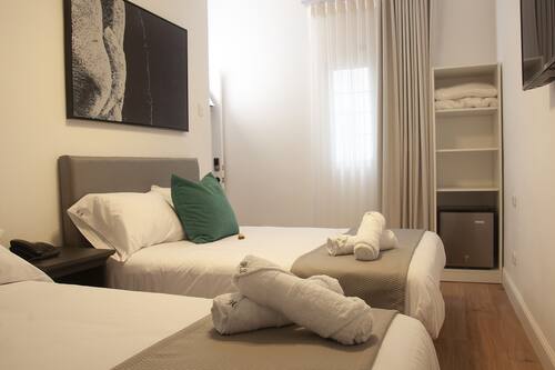 Habitación Confort con 2 camas individuales, 2 camas matrimoniales | Sábanas de algodón egipcio, ropa de cama de alta calidad y minibar