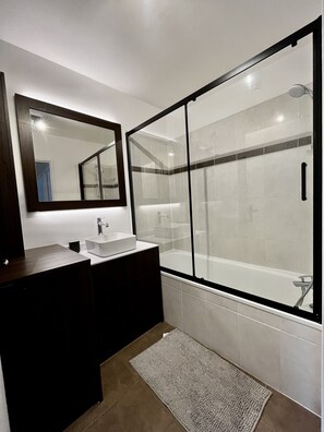 Douche, séchoir à cheveux, serviettes fournies, papier de toilette