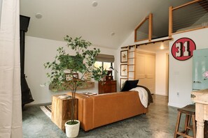 Lobby - Welcome to our charming Montana cottage with a cozy traveler’s inn twist! .
 (Hamilton)