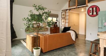 Welcome to our charming Montana cottage with a cozy traveler’s inn twist! .