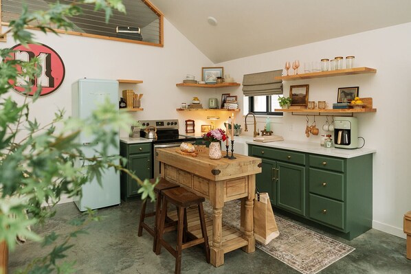 Fridge, microwave, oven, stovetop - Welcome to our charming Montana cottage with a cozy traveler’s inn twist! .
 (Hamilton)