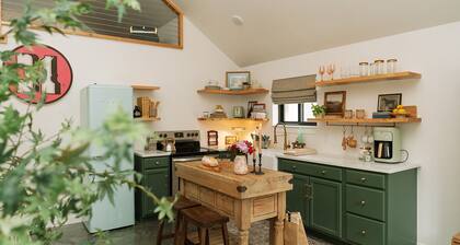 Welcome to our charming Montana cottage with a cozy traveler’s inn twist! .