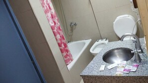 A bathroom with a shower, toilet, and sink. - obelisco hoteles (Buenos Aires)
