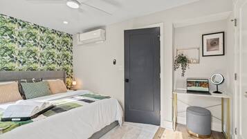 Comfort appartement | Individueel gedecoreerd, individueel gemeubileerd, een bureau