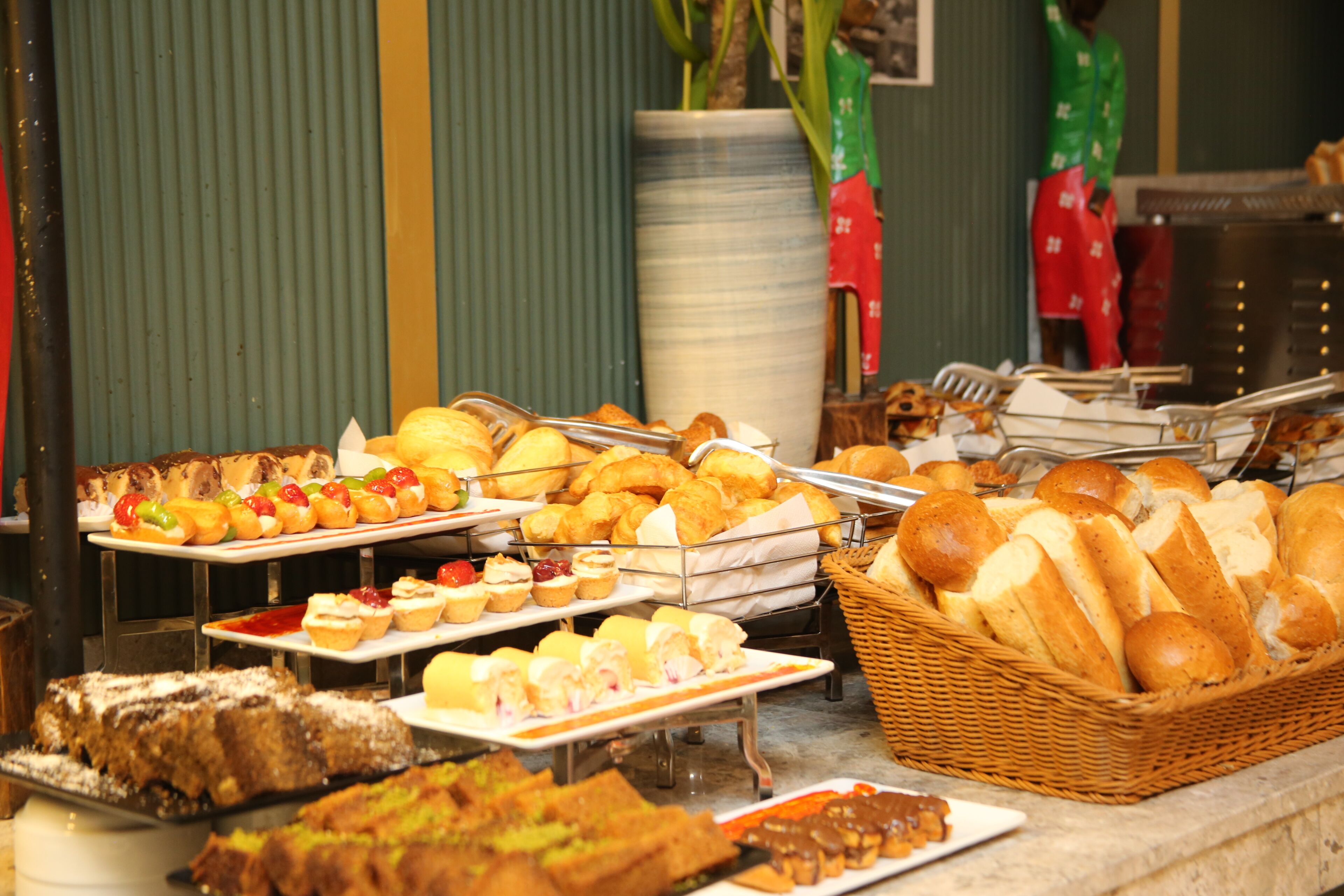 Sarapan bufet setiap hari (EUR 15 seorang) 