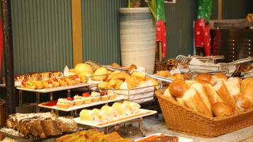 Sarapan bufet setiap hari (EUR 15 seorang)