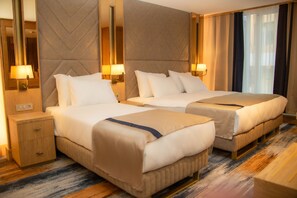 Standard 1 King Bed and 1 Twin Bed Room | Minibar, värdeförvaringsskåp på rummet och skrivbord