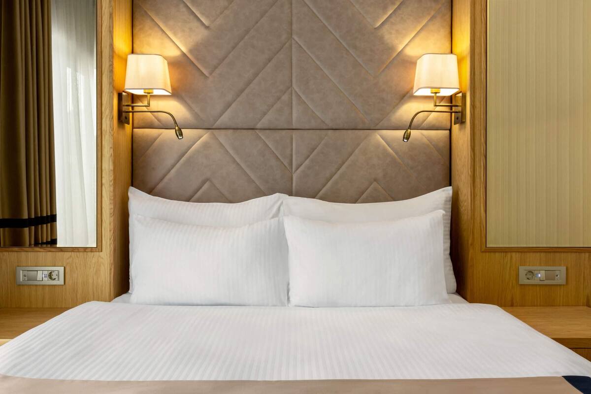 Chambre, 1 très grand lit (Roll-In Shower) | Minibar, coffres-forts dans les chambres, bureau