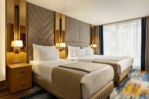 Minibar, in-room safe, desk, laptop workspace - Days Inn By Wyndham Istanbul Bomonti (Istanbul)