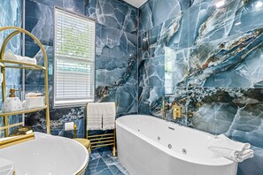 Baignoire à jets, sèche-cheveux, bidet, serviettes fournies