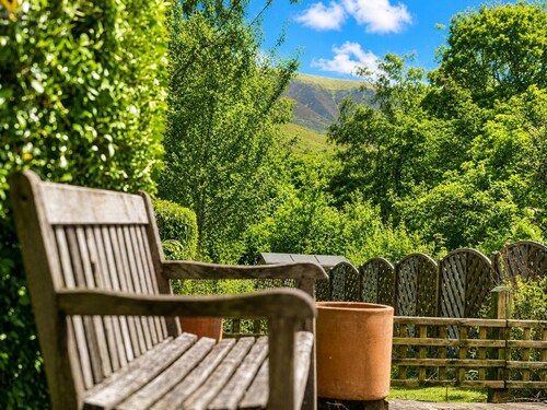 Hill Cottage, Braithwaite with views to Skiddaw and walks from the door
