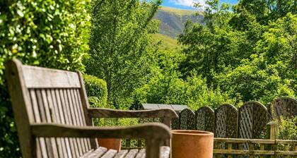 Hill Cottage, Braithwaite with views to Skiddaw and walks from the door