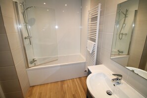 Combined shower/tub, towels - Hill Cottage, Braithwaite with views to Skiddaw and walks from the door (Braithwaite)