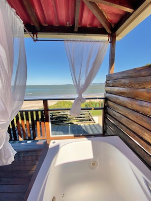 Quarto com Hidromassagem externa | Vista a la playa o el mar