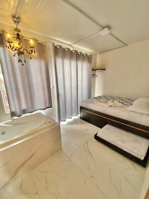 Quarto com Hidromassagem interna | Kostenloses WLAN, Bettwäsche