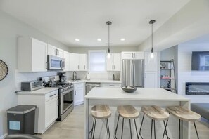 冷蔵庫、電子レンジ、オーブン、コンロ