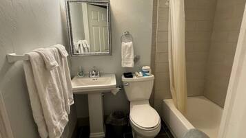 Kamar Comfort | Kamar mandi | Kombinasi shower/bathtub, pengering rambut, handuk, dan sabun