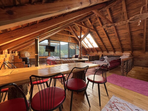 Luxury Chalet, 2 Bedrooms, Hot Tub, Mountain View | Living area - Aynştayn Chalet Dağ Evleri (Iznik)