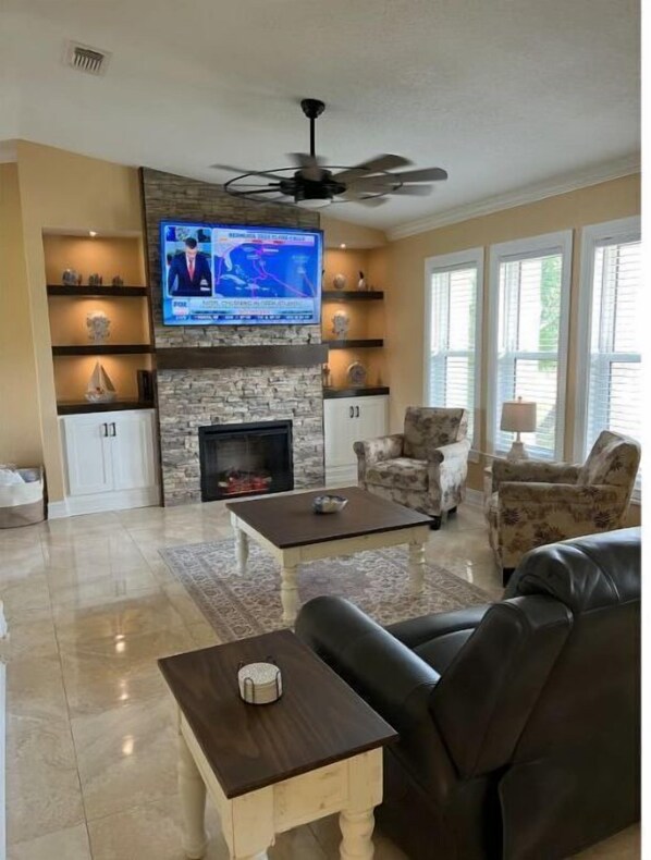 Smart TV y chimenea 