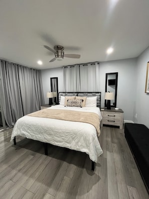 3 habitaciones, escritorio y tabla de planchar con plancha