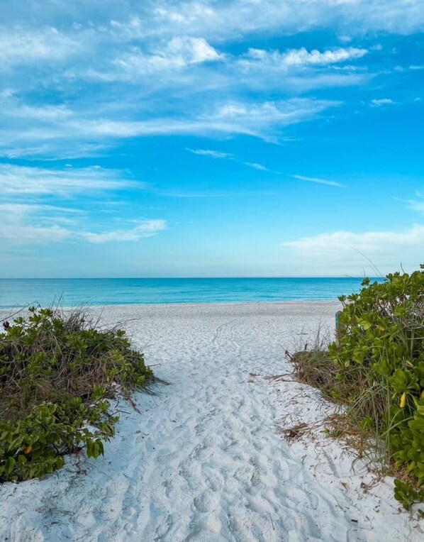 Espreguiçadeiras, toalhas de praia