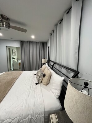 3 habitaciones, escritorio y tabla de planchar con plancha