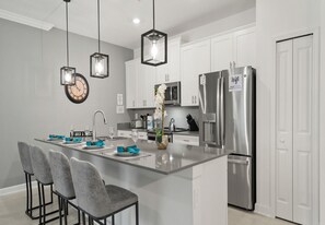 Refrigerador, microondas, horno, lavavajillas