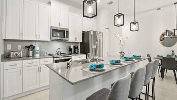 Réfrigérateur, micro-ondes, four, lave-vaisselle