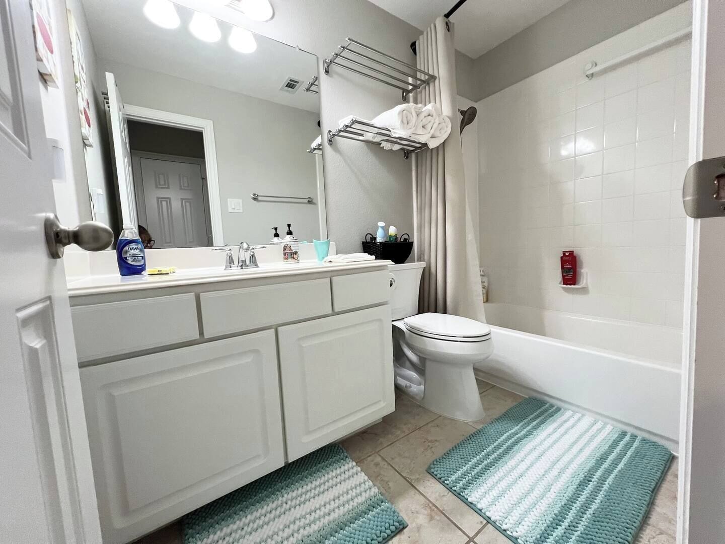 Haartrockner, Handtücher, Seife, Shampoo