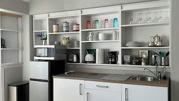 Refrigerador, microondas, parrilla de estufa y cafetera y tetera