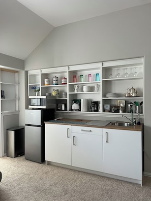Fridge, microwave, stovetop, coffee/tea maker - Spacious 1BR Suite, Sleeps 5, Private Entrance, Free Parking, Near The Woodlands (Conroe)