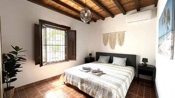 3 bedrooms, desk, iron/ironing board, free WiFi