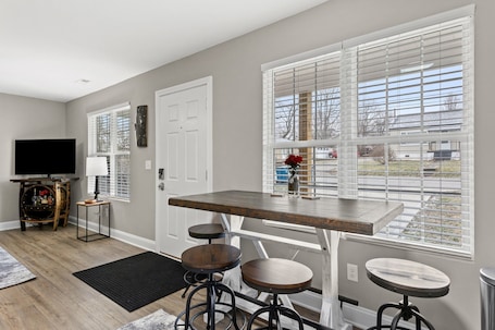 Dining. Bourbon Chaser- Horse Park 12min, Ark 30min, Hot Tub, 4 Bedrooms, Walk Downtown