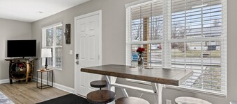 Bourbon Chaser- Horse Park 12min, Ark 30min, Hot Tub, 4 Bedrooms, Walk Downtown