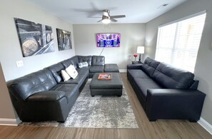 Smart TV - Bourbon Chaser- Horse Park 12min, Ark 30min, Hot Tub, 4 Bedrooms, Walk Downtown (Georgetown)