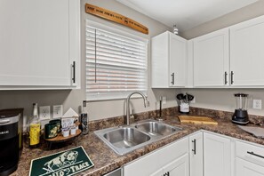 Fridge, microwave, oven, stovetop - Bourbon Chaser- Horse Park 12min, Ark 30min, Hot Tub, 4 Bedrooms, Walk Downtown (Georgetown)