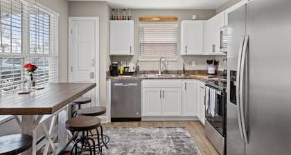 Bourbon Chaser- Horse Park 12min, Ark 30min, Hot Tub, 4 Bedrooms, Walk Downtown