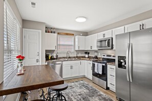 Fridge, microwave, oven, stovetop - Bourbon Chaser- Horse Park 12min, Ark 30min, Hot Tub, 4 Bedrooms, Walk Downtown (Georgetown)