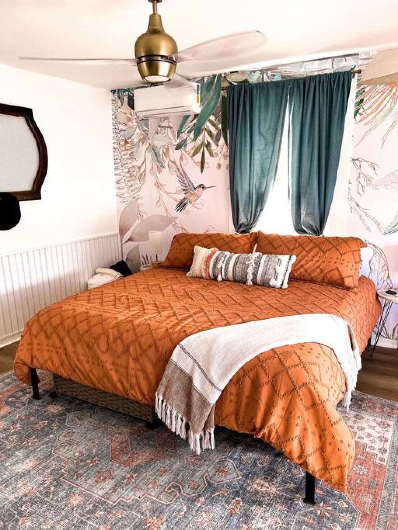 Escrivaninha, ferros/tábuas de passar roupa, Wi-Fi, roupa de cama